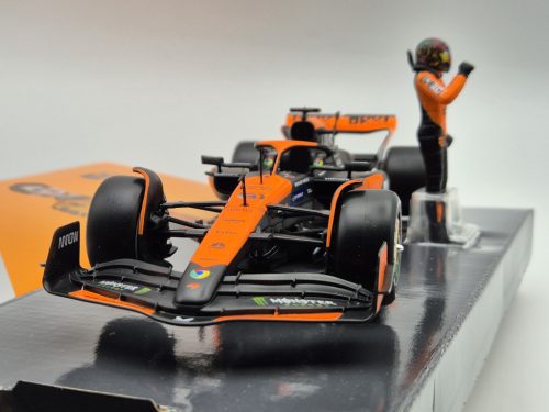 McLaren MCL38 F1 #81 (2024) - Oscar Piastri - s postavičkou pilota -  Bburago - 1:24