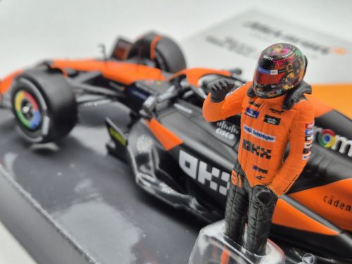 McLaren MCL38 F1 #81 (2024) - Oscar Piastri - s postavičkou pilota -  Bburago - 1:24