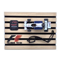   Toleman Hart TG184 F1 #19 (1984) - Ayrton Senna - s dekoračnou tabuľkou - dekoratívny predmet -  Edicola - 1:24