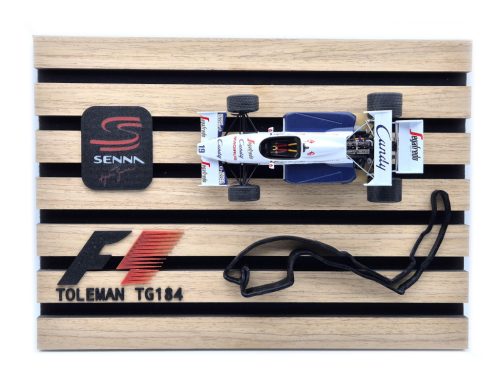 Toleman Hart TG184 F1 #19 (1984) - Ayrton Senna - s dekoračnou tabuľkou - dekoratívny predmet -  Edicola - 1:24