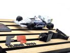 Toleman Hart TG184 F1 #19 (1984) - Ayrton Senna - s dekoračnou tabuľkou - dekoratívny predmet -  Edicola - 1:24