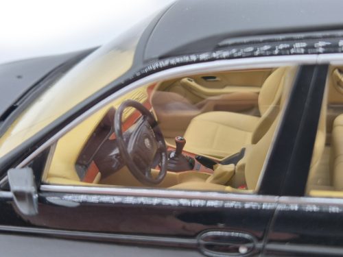BMW E39 Touring (1998) – čierny – Triple9 – model 1:18