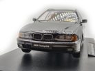 BMW E39 Touring (1998) – čierny – Triple9 – model 1:18