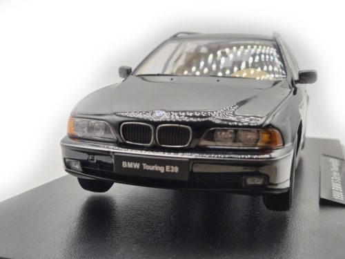 BMW E39 Touring (1998) – čierny – Triple9 – model 1:18