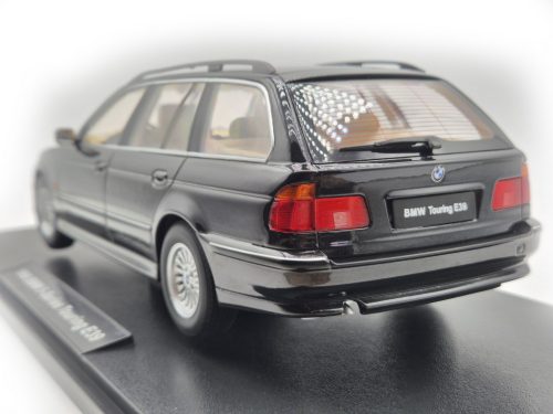 BMW E39 Touring (1998) – čierny – Triple9 – model 1:18