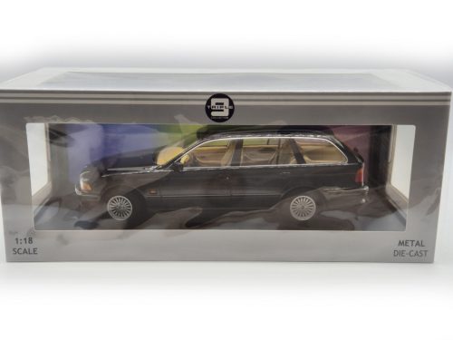 BMW E39 Touring (1998) – čierny – Triple9 – model 1:18
