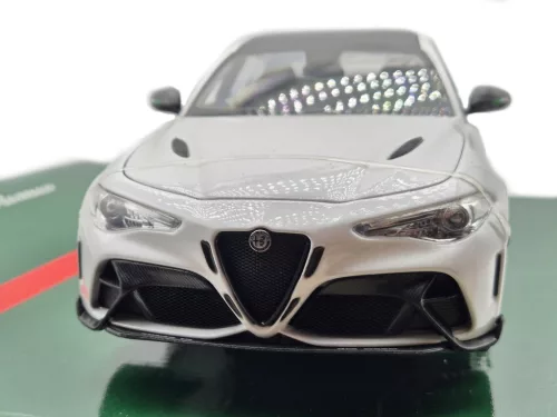 Alfa Romeo Giulia GTAm (2020) - trophy white / biela - Bburago - 1:18
