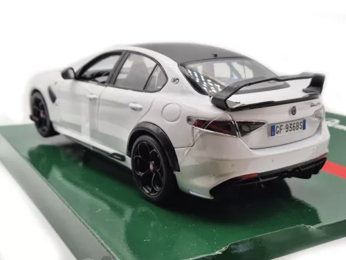 Alfa Romeo Giulia GTAm (2020) - trophy white / biela - Bburago - 1:18