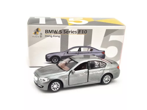 BMW F10 (2010) – sivá – Tiny Toys – 1:64 1/64 model auta