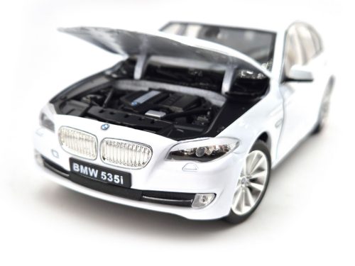 BMW F10 535i (2010) - biela - Welly - 1:24