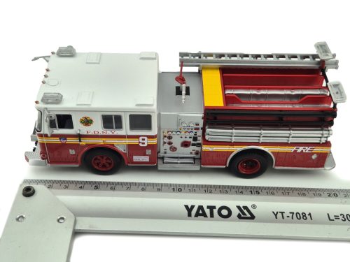 Seagrave - hasičské vozidlo - New York USA (2003) - Edicola - 1:43 model 