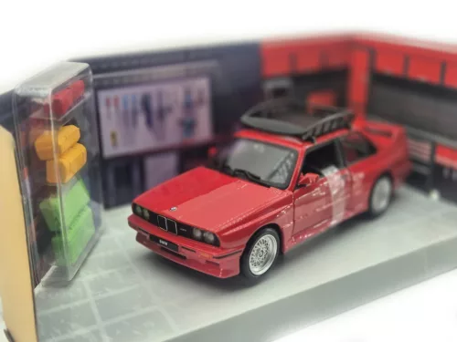 BMW E30 M3 so strešným nosičom a batožinou - Bburago - 1:24